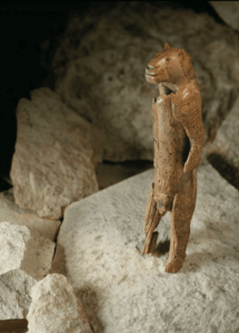 Oldest-known-animal-shaped-sculpture-Loewenmensch-lion-man-from-Stadel-cave-in-215x300 דרך השמאן: מהו שמאניזם, מיהו השמאן, ולאן מובילה הדרך